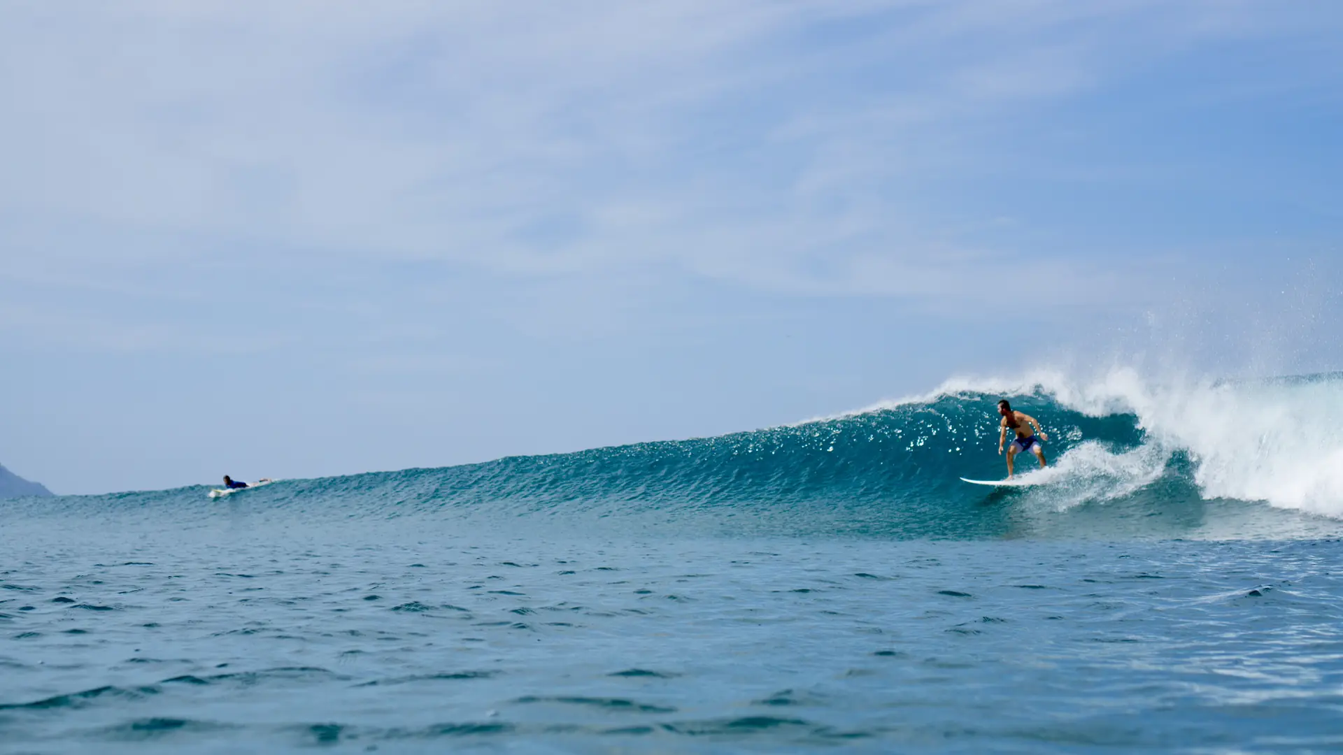 Ola limpia rompiendo en un beach break de Nosara