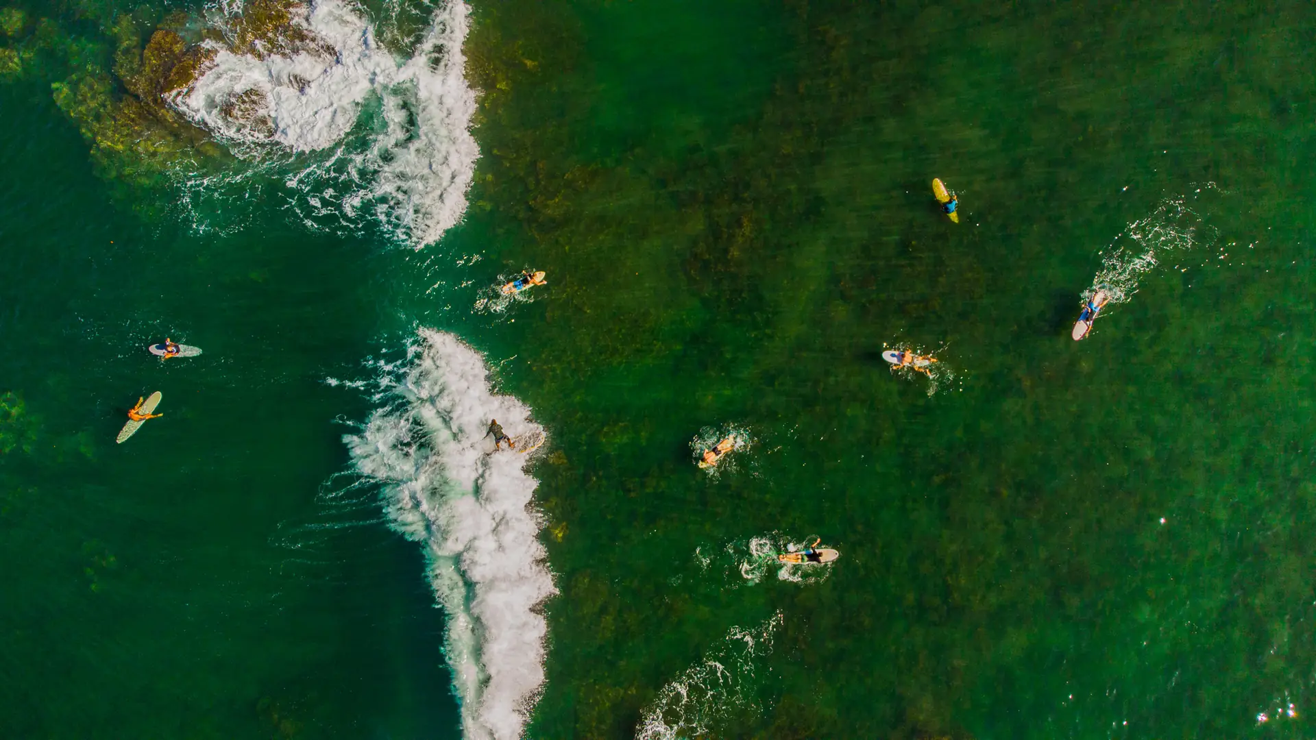 Surfistas en el point break de Tamarindo