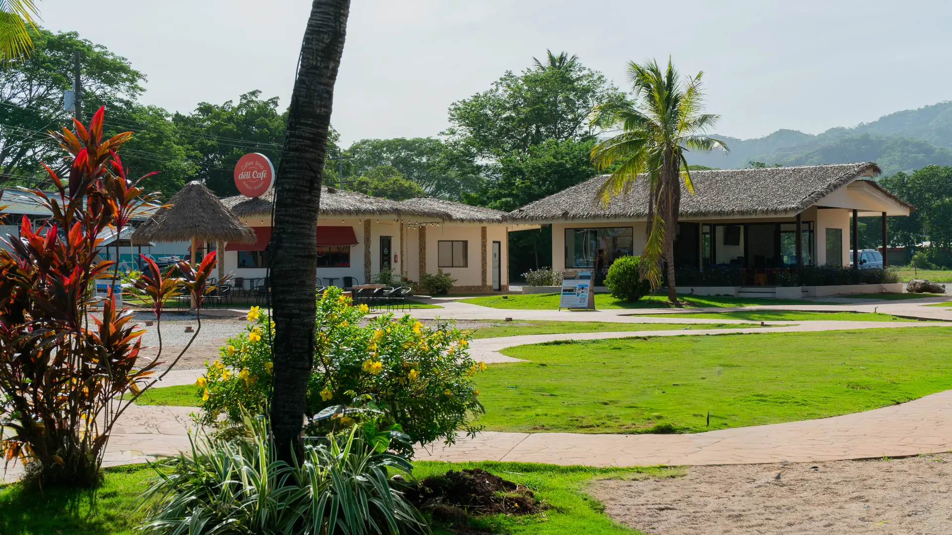 Jardines tropicales y villas de una planta cerca de la playa